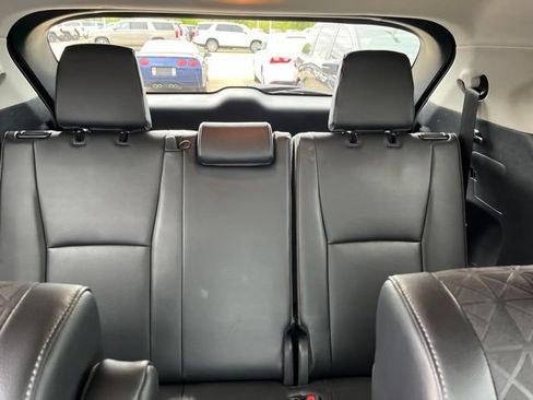 Used 2024 Toyota Highlander XLE AWD/4WD image 23