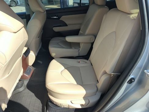 Used 2020 Toyota Highlander XLE FWD image 30