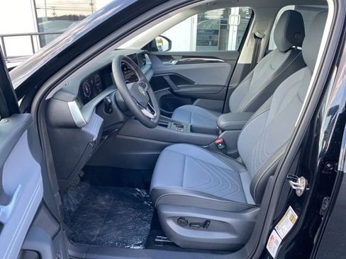 New 2025 Volkswagen Tiguan SE image 26