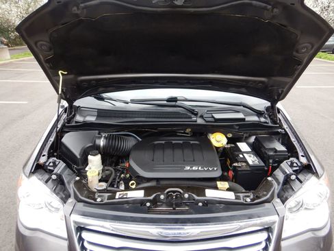 Used 2016 Chrysler Town & Country Limited FWD image 32