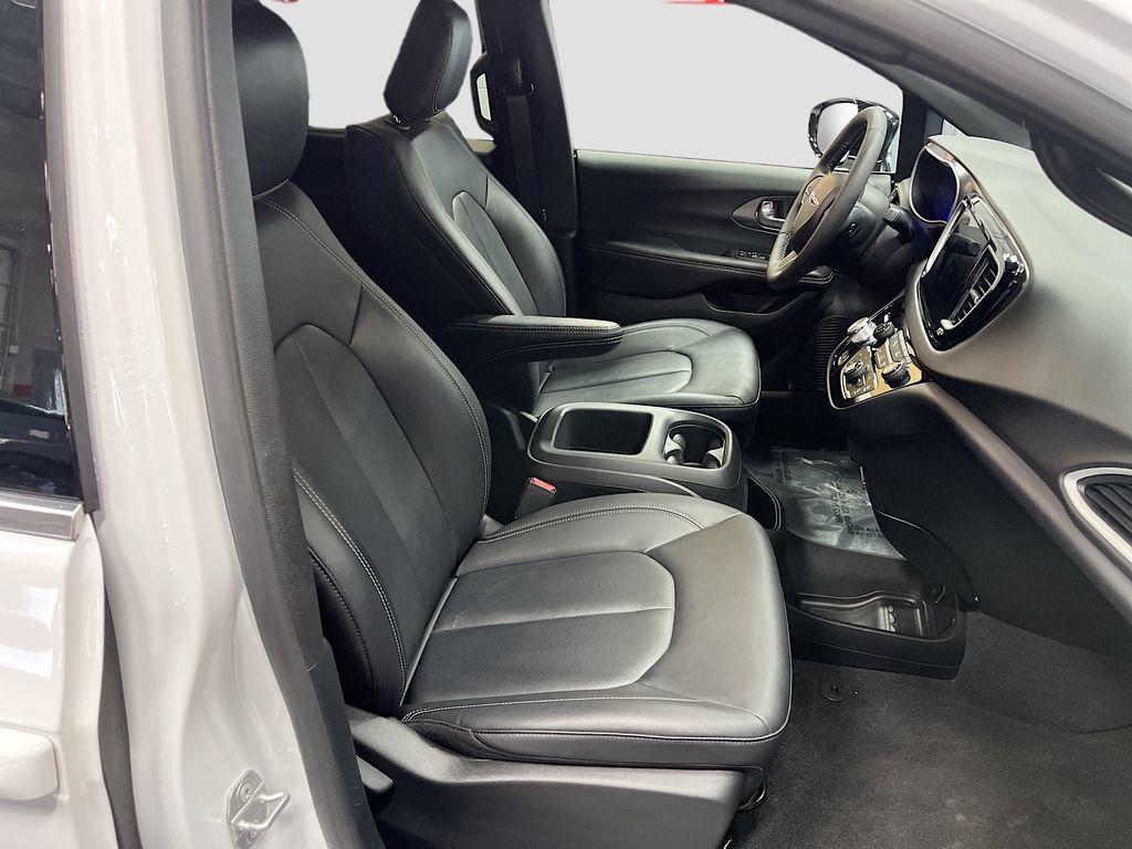 Used 2026 Chrysler Pacifica Select FWD image 28
