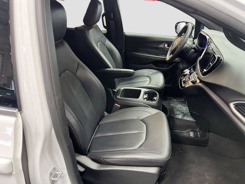 Used 2026 Chrysler Pacifica Select FWD image 28