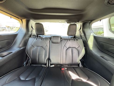 Used 2025 Chrysler Pacifica Limited image 32