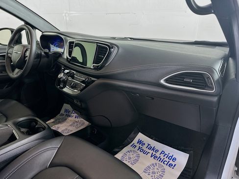 Used 2024 Chrysler Pacifica Limited image 29