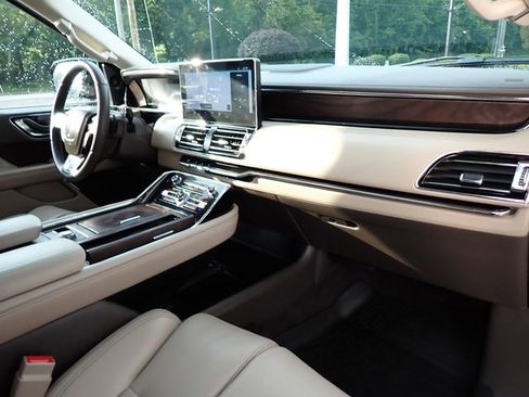 Certified 2024 Lincoln Navigator Premiere image 12