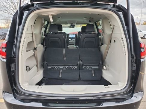 Certified 2024 Chrysler Pacifica Touring-L image 29