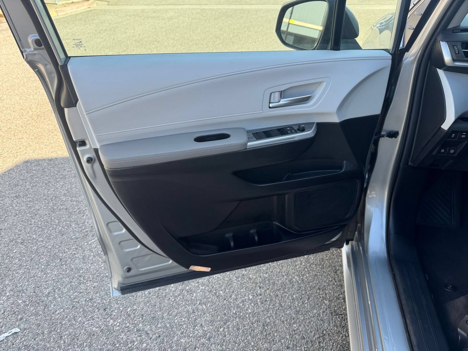 Used 2025 Toyota Sienna XLE FWD image 18