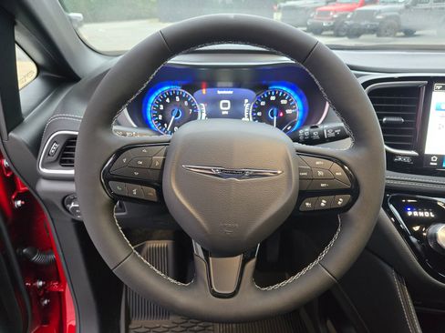 New 2026 Chrysler Pacifica Limited w/ Uconnect Theater Family Group image 14