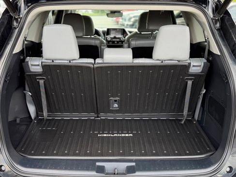 Used 2022 Toyota Highlander XLE AWD/4WD image 7