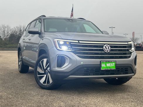 Used 2025 Volkswagen Atlas SE image 2