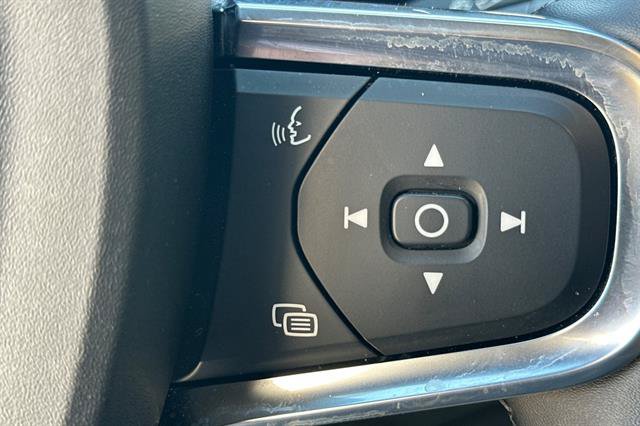 Certified 2025 Volvo XC40 B5 Core AWD/4WD image 28