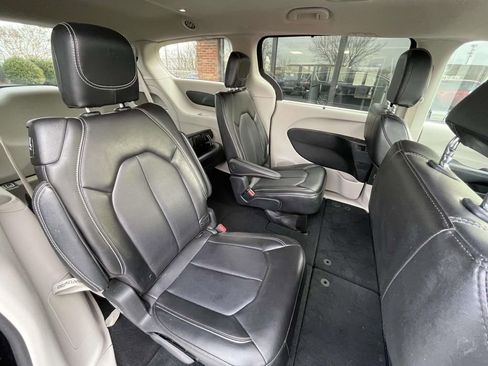 Used 2023 Chrysler Pacifica Touring-L image 18