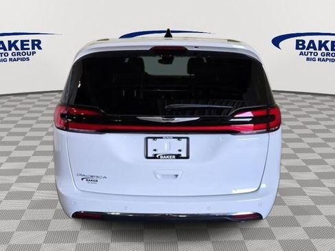 New 2025 Chrysler Pacifica Select image 4