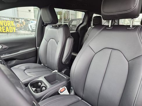 New 2026 Chrysler Pacifica Select image 24