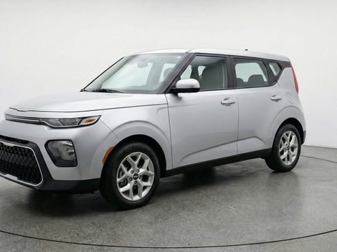 Used 2025 Kia Soul LX w/ LX Technology Package image 2