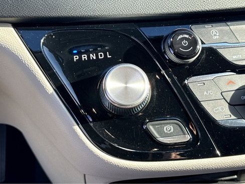 Used 2019 Chrysler Pacifica Touring-L w/ Tire & Wheel Group image 25