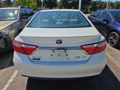 Used 2017 Toyota Camry SE w/ Moonroof Package FWD image 4