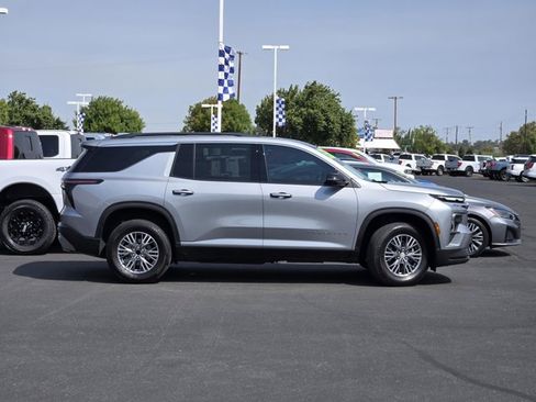 Used 2024 Chevrolet Traverse LT FWD image 3