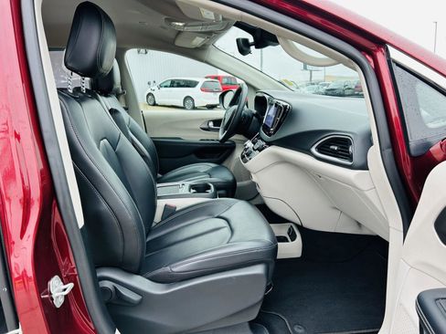Used 2023 Chrysler Pacifica Touring-L image 33