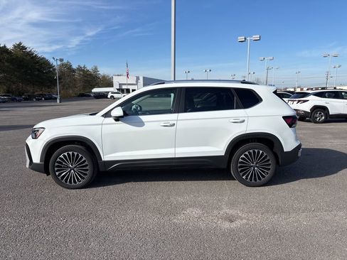 New 2026 Volkswagen Taos SE image 3