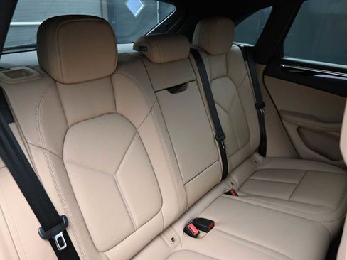 Certified 2025 Porsche Macan AWD/4WD image 21