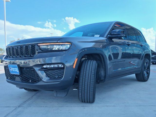 Used 2025 Jeep Grand Cherokee Limited w/ Luxury Tech Group II RWD image 3