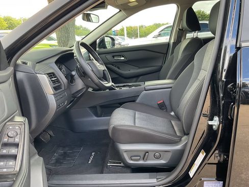 Used 2025 Nissan Rogue SV FWD image 8