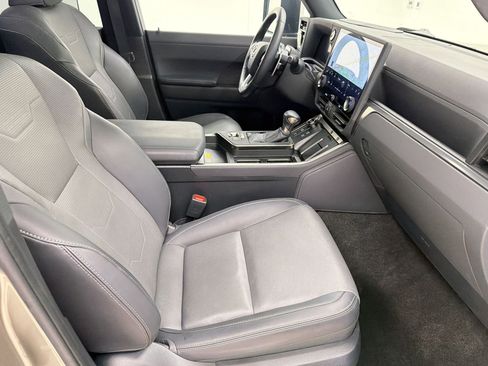 Used 2024 Lexus GX 550 w/ Accessory Package (2T) image 31