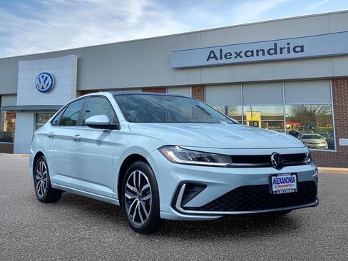 Certified 2025 Volkswagen Jetta SE w/ Sunroof Package FWD image 1
