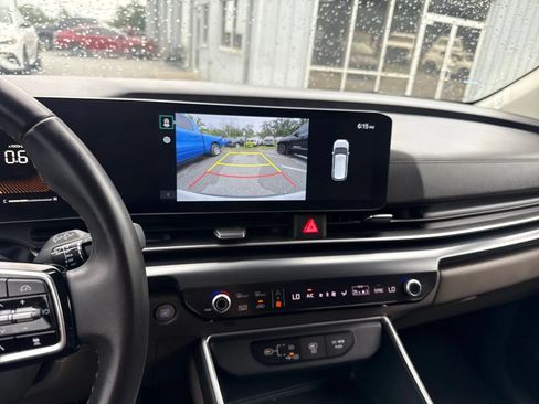 Used 2025 Kia Carnival FWD image 22