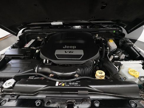 Used 2018 Jeep Wrangler Unlimited Altitude image 3