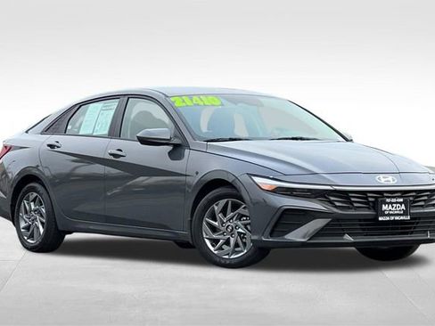 Used 2024 Hyundai Elantra SEL image 2