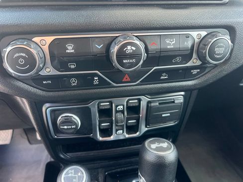 Used 2024 Jeep Wrangler Unlimited Sport AWD/4WD image 38