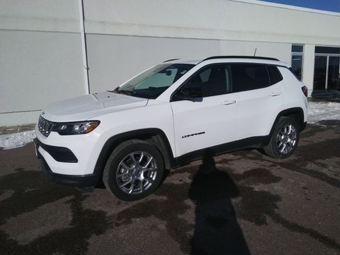 Used 2022 Jeep Compass Latitude image 2