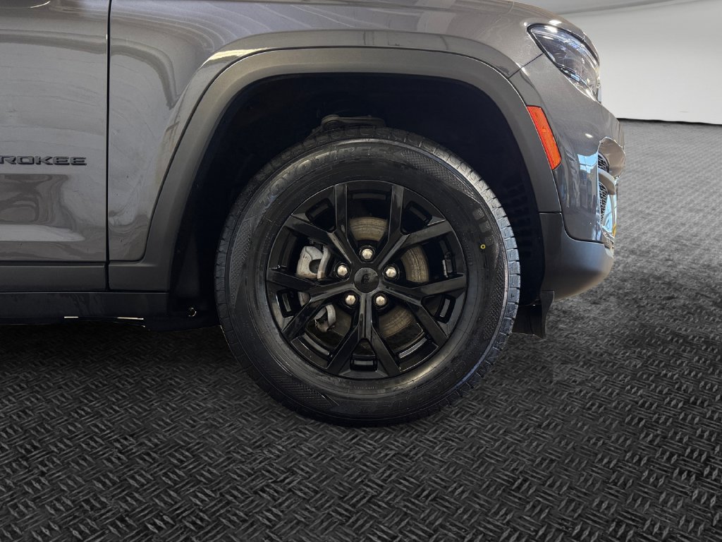 Used 2024 Jeep Grand Cherokee Altitude AWD/4WD image 11