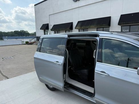 Used 2020 Chrysler Pacifica Touring-L Plus FWD image 26