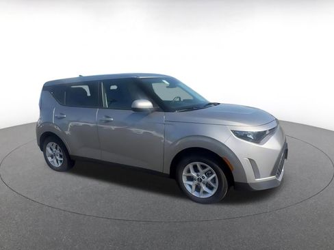 Used 2025 Kia Soul LX w/ LX Technology Package FWD image 2