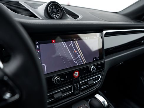 Certified 2026 Porsche Macan image 15