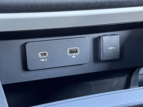 Used 2024 Land Rover Defender 110 SE image 31