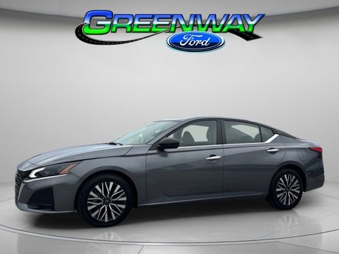 Used 2024 Nissan Altima 2.5 SV FWD image 1
