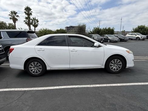 Used 2014 Toyota Camry LE image 8