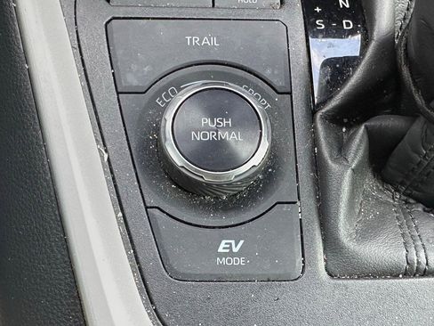 Used 2024 Toyota RAV4 SE image 30