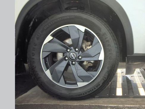 Used 2024 Nissan Rogue SV image 8