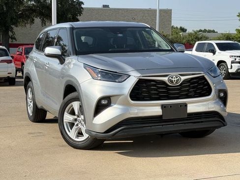 Used 2022 Toyota Highlander LE FWD image 2