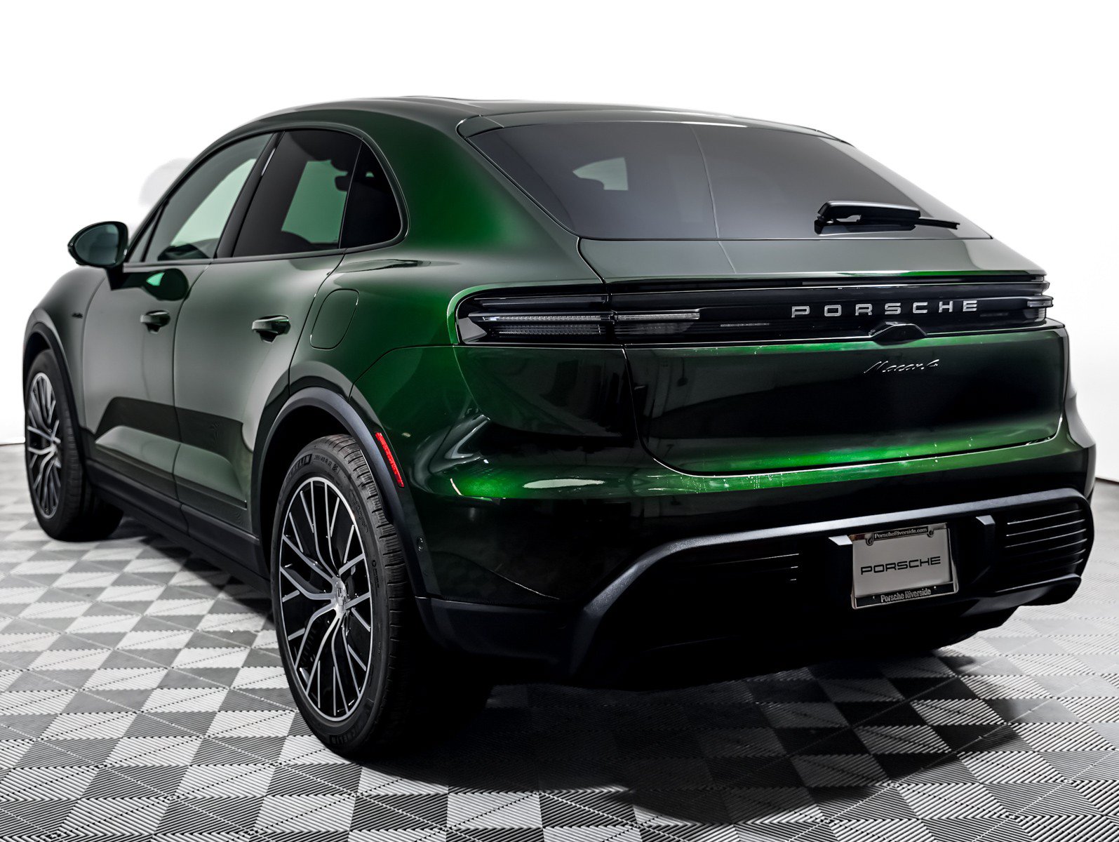 Certified 2025 Porsche Macan 4 Electric AWD/4WD image 3