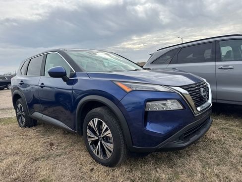 Used 2023 Nissan Rogue SV image 3