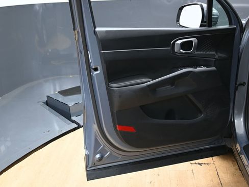 Used 2023 Kia Sorento LX image 39