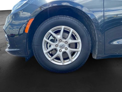 Used 2023 Chrysler Pacifica Touring-L FWD image 11