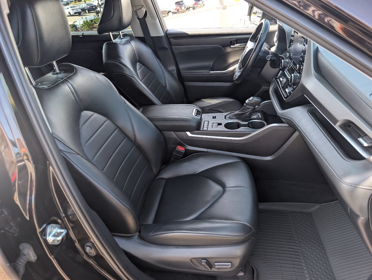 Used 2022 Toyota Highlander XLE FWD image 9