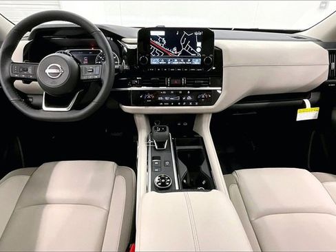 New 2025 Nissan Pathfinder SL image 5